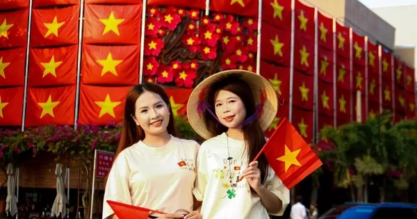 Những 'tọa độ check-in' rợp bóng cờ hoa thu hút bạn trẻ Đà Nẵng dịp 30/4