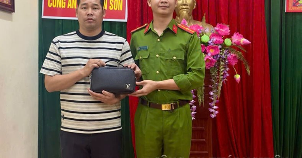 Phát hiện 28 triệu đồng tiền mặt nhiều mệnh giá cùng điện thoại iPhone 14 pro ở sân bóng, công an yêu cầu một người đàn ông tới làm việc