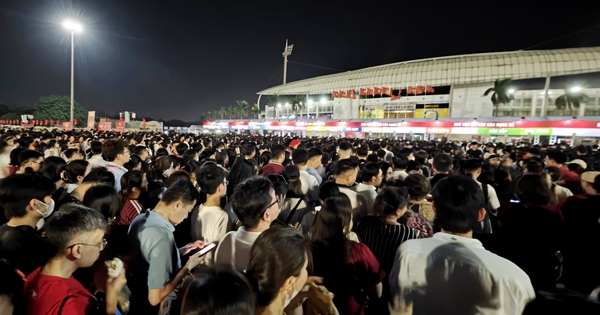 Biển người đổ về sân vận động Mỹ Đình tối nay