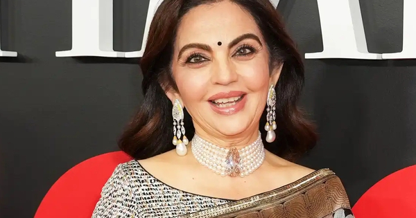 Người phụ nữ giàu nhất châu Á đeo viên kim cương có một không hai trên đời đến tiệc có Jennie