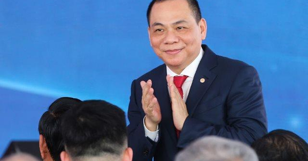 Tỷ phú Phạm Nhật Vượng bất ngờ xuất hiện bên cạnh Warrren Buffett