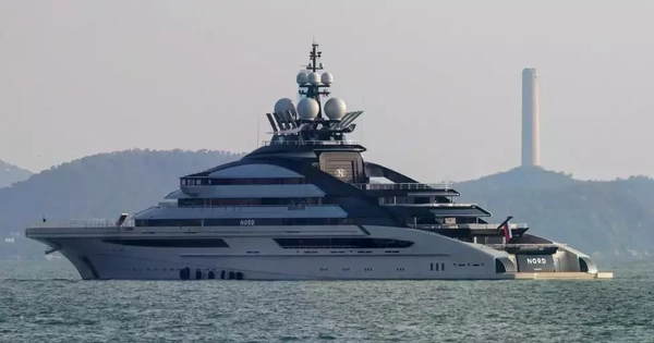 Vì sao siêu du thuyền của tỷ phú Nga có thể thẳng tiến qua eo biển Hormuz bất chấp lệnh phong tỏa?