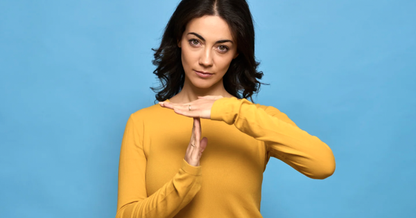 Chuyên gia tâm lý: Khi bị thao túng, người EQ cao không phản ứng, họ chỉ nói 1 câu khiến đối phương “câm nín”