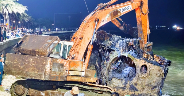 Cận cảnh trục vớt khối thép khổng lồ nghi là xe tăng bị vùi ở bờ biển Gia Lai