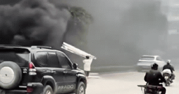 Danh tính người đàn ông đốt rác dưới chân cầu Thăng Long - Hà Nội, khói đen bốc mù mịt