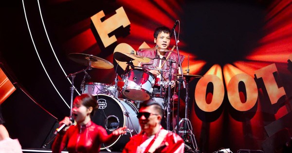 Tổng Giám đốc FPT mặc áo da đinh, đánh trống khuấy động trong một sự kiện quan trọng