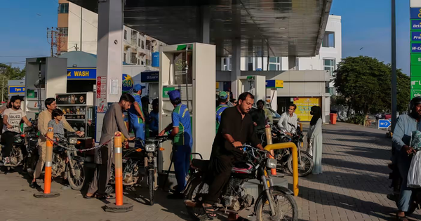 Từng khoe kỷ lục 20 tàu vượt eo biển Hormuz giữa chiến sự, quốc gia châu Á này lại bất ngờ tăng giá xăng dầu lên mức không tưởng - tương đương 150.000 đồng/lít dầu diesel