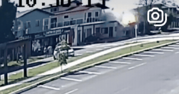 Máy bay đâm vào nhà hàng bốc cháy dữ dội như quả cầu lửa, người trên đường tháo chạy