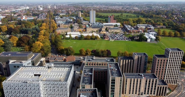 Đại học Anh đột ngột hủy 300 thư mời nhập học, 