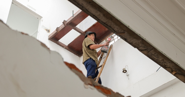 Người dân tháo dỡ tài sản phục vụ dự án mở đường Tam Trinh, Lĩnh Nam