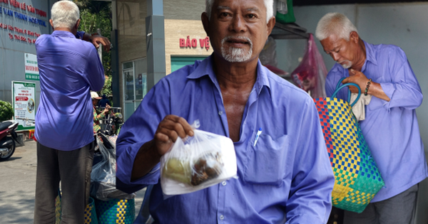 Một ngày theo chân người đàn ông bán vé số vẫn đi phát cơm cho bệnh nhân nghèo: “Thấy mình, cô bác mừng lắm…”