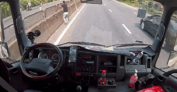 Clip: Tài xế bỏ xe, lao qua dải phân cách ôm chặt bé nhỏ giữa dòng xe container
