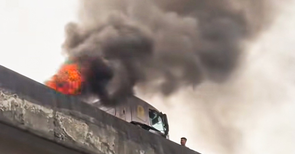 Xe đầu kéo bốc cháy ở Vành đai 3 trên cao, khói đen cuồn cuộn