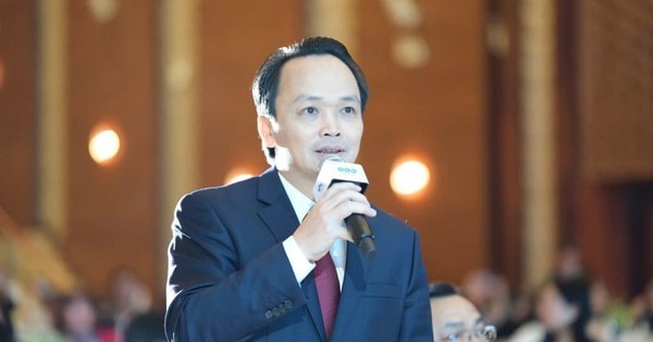 Ca sỹ Tùng Dương hát “Tái sinh” tặng ông Trịnh Văn Quyết