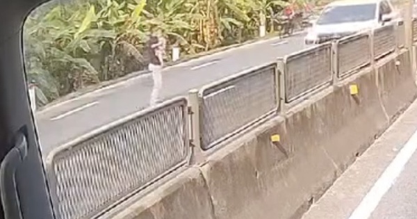 Tài xế dừng xe giữa quốc lộ cứu bé gái, CSGT lên tiếng