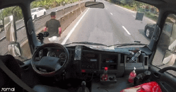 Danh tính tài xế bỏ xe, lao qua dải phân cách ôm bé gái giữa quốc lộ, công an đã liên hệ