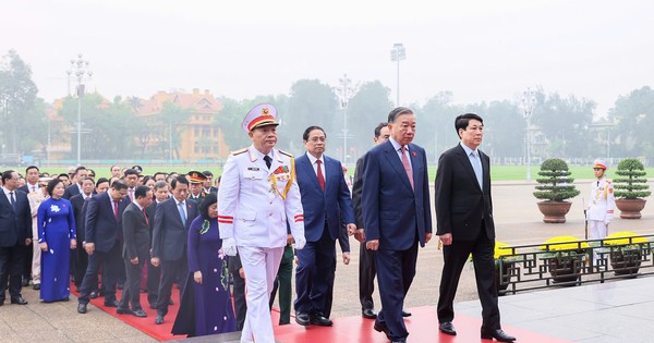 Lãnh đạo Đảng, Nhà nước và các  đại biểu Quốc hội vào Lăng viếng Chủ tịch Hồ Chí Minh