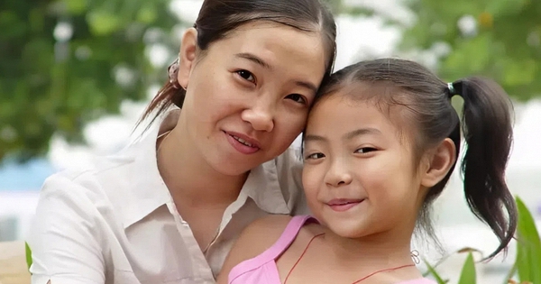 Đi họp lớp cùng mẹ, con gái ngây thơ hỏi: 