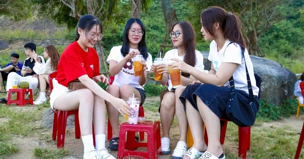 Nắng nóng gay gắt, bán đảo Sơn Trà thành điểm đến giải nhiệt của giới trẻ