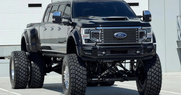 Cận cảnh 'quái thú' bán tải 11 chỗ ngồi, bình dầu đổ đầy hơn 700 lít