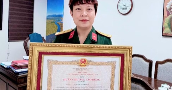 Nữ NSƯT mang hàm Thượng tá vừa nhận Huân chương Lao động hạng Ba là ai?