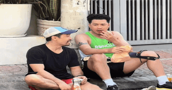 Cảnh con trai tỷ phú Johnathan Hạnh Nguyễn ngồi bệt trên vỉa hè ăn bánh mì