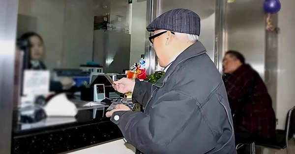 Cụ ông 82 tuổi ôm gần 6 tỷ đồng đi gửi ngân hàng, tá hỏa phát hiện toàn giấy lộn không giá trị, cảnh sát phá án sau 5 tiếng