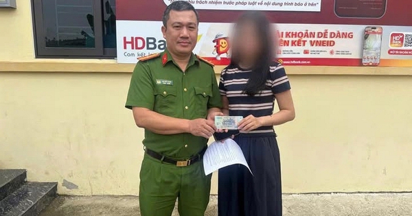 Cô gái trẻ lập tức rút toàn bộ số tiền được chuyển khoản, mang đến trụ sở công an
