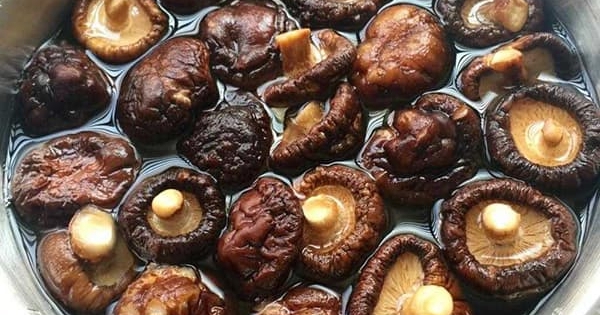 Sai lầm phổ biến khi ngâm đồ khô có thể ảnh hưởng sức khỏe nghiêm trọng