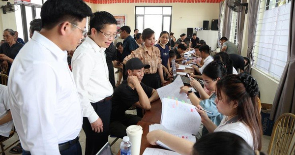 Hàng trăm hộ dân ở một xã Hà Nội ngồi chật kín nhà văn hóa nhận tiền đền bù đất tại siêu dự án 925.000 tỷ đồng có quy mô lớn nhất lịch sử Vingroup