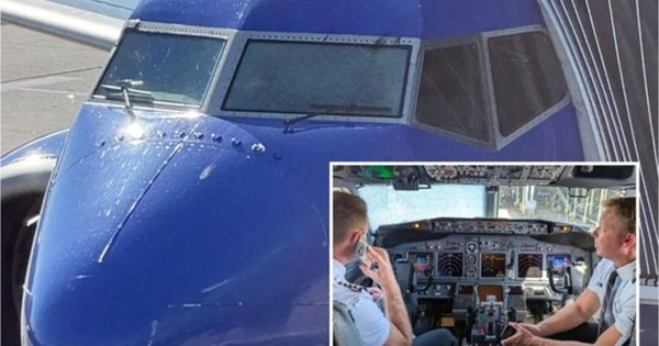 Kính chắn gió buồng lái Boeing 737-700 của hãng hàng không nổi tiếng bất ngờ nứt vỡ khi đang bay ở độ cao 11.000m