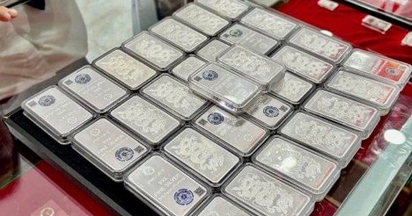 Giá bạc lao dốc, bay hơn 9% chỉ trong 1 ngày