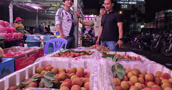 Cận cảnh chợ đầu mối Thủ Đức vào mùa trái cây, ngập sầu riêng, vải, mận