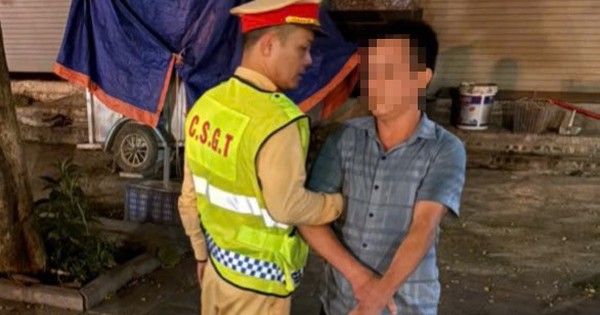 Công an Hà Nội bắt người đàn ông làm chuyện mờ ám trên đường Dương Nội giữa đêm