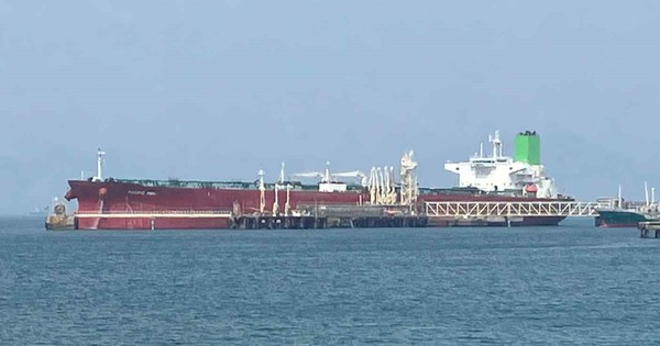 Dầu Mỹ quá đắt, nền kinh tế 4.500 tỷ USD 'quay lại' với dầu Trung Đông nhưng chọn cách vận chuyển 'độc lạ' chưa từng thấy