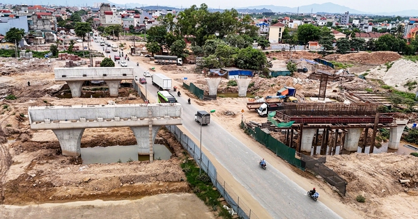 Loạt trụ cầu vượt dần thành hình tại nút giao Vành đai 4 - Quốc lộ 6