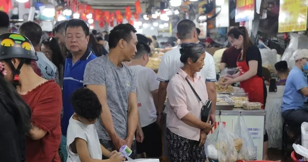 Chưa hết nghỉ lễ khách đã nườm nượp đi mua hải sản mang về