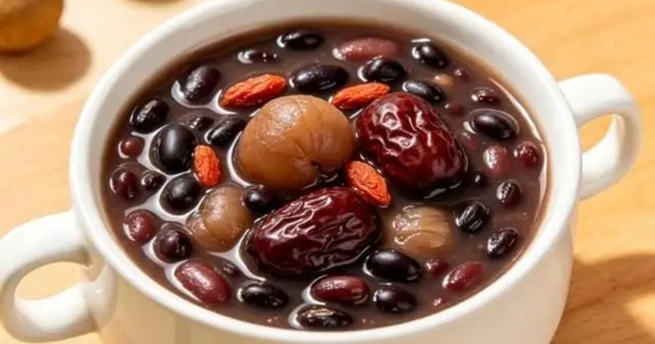 Đậu đen đem nấu cùng 2 thứ này sẽ bổ gan và máu, giảm nhiệt bên trong, ngủ ngon, có làn da hồng hào