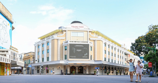 Hà Nội nắng 'đổ lửa' hơn 40°C, phố đi bộ Hồ Gươm vắng vẻ khác lạ ngày cuối tuần