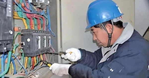 Phát hiện lượng điện cao bất thường tại khu nuôi tôm, cảnh sát vào cuộc điều tra, bắt giữ 2 đối tượng 