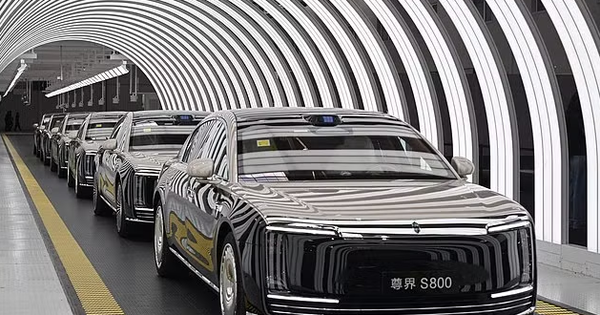 Câu trả lời của Trung Quốc cho Rolls-Royce bằng chiếc xe dát vàng 130.000 USD