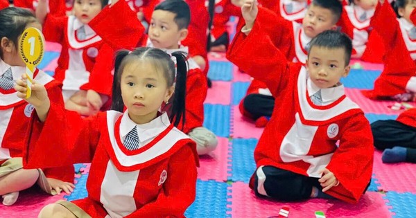 Háo hức lên lớp 1, nhiều trẻ ngơ ngác khi bị đưa trở lại mầm non học hè