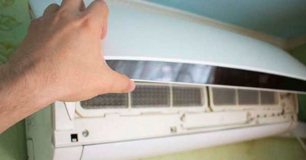 Bật điều hòa nghe tiếng lạ, người đàn ông vội mở ra kiểm tra rồi bất ngờ: Ai xem cũng rùng mình!