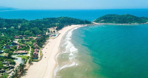 Bãi biển miền Trung hoang sơ được Chủ tịch tỉnh chia sẻ trên Facebook