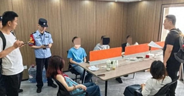 Đột kích một căn hộ khả nghi, cảnh sát phát hiện nhiều thanh niên ngồi thành vòng tròn, chăm chú mở tài khoản ngân hàng
