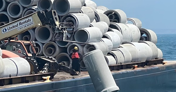 Phát hiện 68 sà lan đã đổ 80.000 tấn bê tông từ một cây cầu bị phá hủy xuống đáy biển, tạo nên cả một hệ sinh thái đặc biệt dưới đại dương