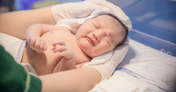 Không phải mê tín, chính bác sĩ sản khoa nói rằng em bé khỏe mạnh thường được sinh vào 3 thời điểm vàng này