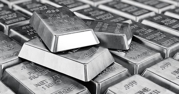 Quỹ bạc do BlackRock quản lý “xả” 100 tấn bạc chỉ trong một tuần