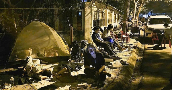Người dân mang chăn màn mua hồ sơ dự án NOXH CT-02, Công an Khánh Hòa giám sát