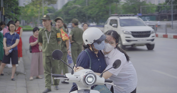 Đến trường thi mới biết tấm lòng mẹ cha: Trống đã điểm nhưng về sao được, lòng dạ đặt hết ở đây rồi!